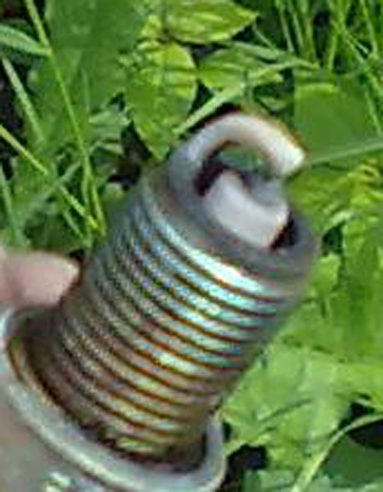 Zapalovací svíčka NGK BCP6E před očištěním po několika tisících kilometrech na E85 v různých poměrech. (Svíčka předtím jezdila nezjištěnou dobu na N95.)